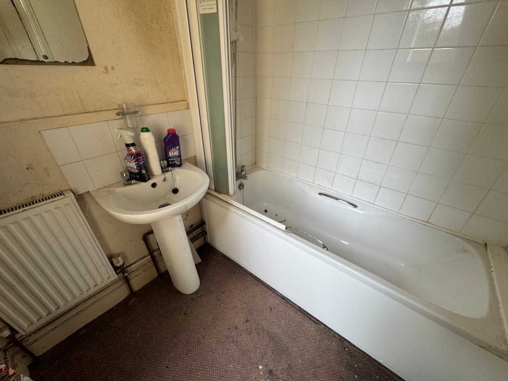 Lot: 101 - DETACHED FOUR-BEDROOM HOUSE FOR IMPROVEMENT - Bathroom